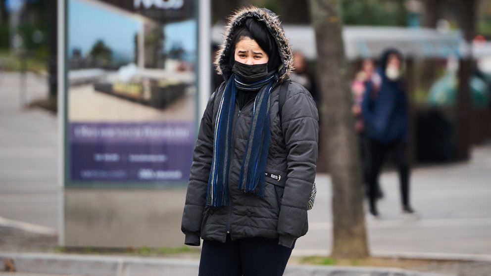 Una persona camina por las calles de Pamplona durante una mañana de frío. PABLO LASAOSA