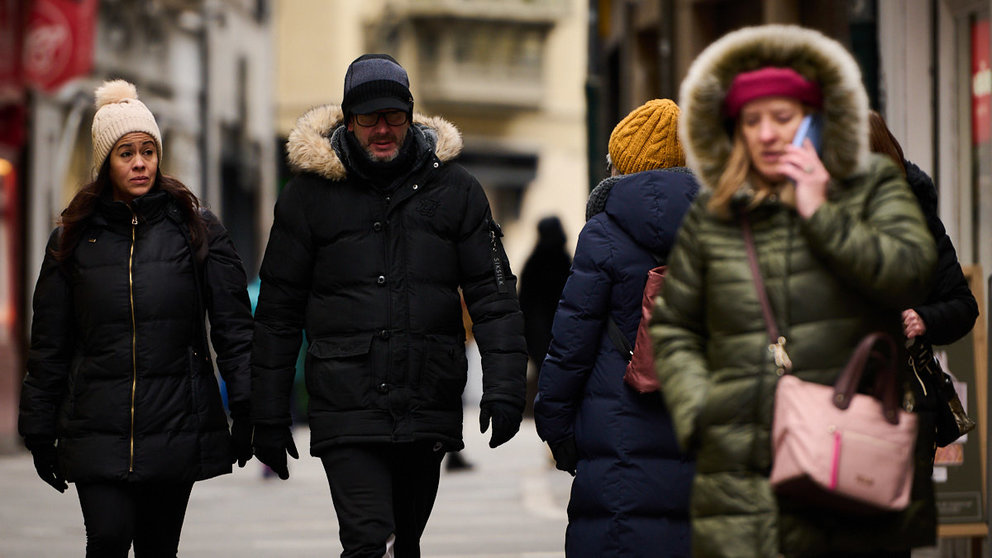 Varias personas caminan por las calles de Pamplona durante una mañana de frío. PABLO LASAOSA