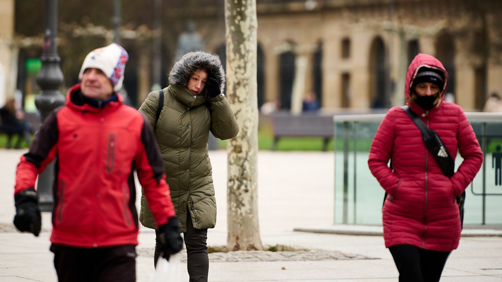 Varias personas caminan por las calles de Pamplona durante una mañana de frío. PABLO LASAOSA