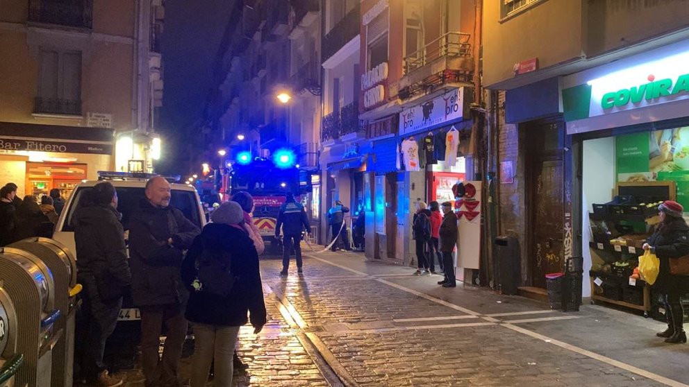 Dos personas heridas en un incendio en la calle Estafeta de Pamplona. EN la imagen, los bomberos trabajando en el domicilio afectado por las llamas. PABLO LASAOSA