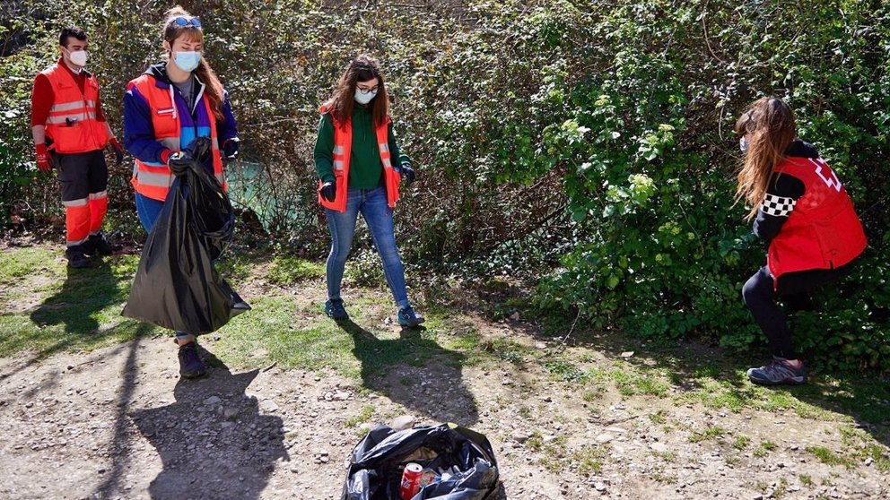 Voluntarios de Cruz Roja recogen residuos en entornos naturales. CRUZ ROJA / ARCHIVO