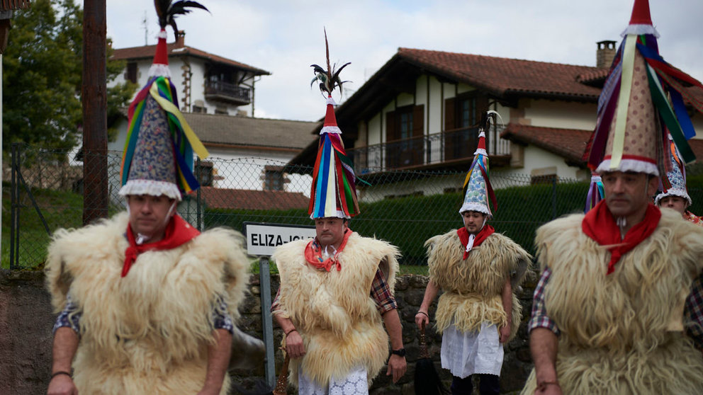Los joaldunaks de Zubieta visitan a los de Ituren en los carnavales de 2022. IRANZU LARRASOAÑA
