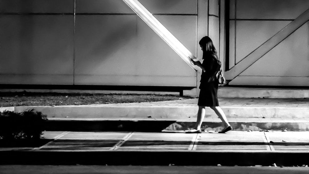 Imagen de archivo de una niña caminando sola por la calle. ARCHIVO