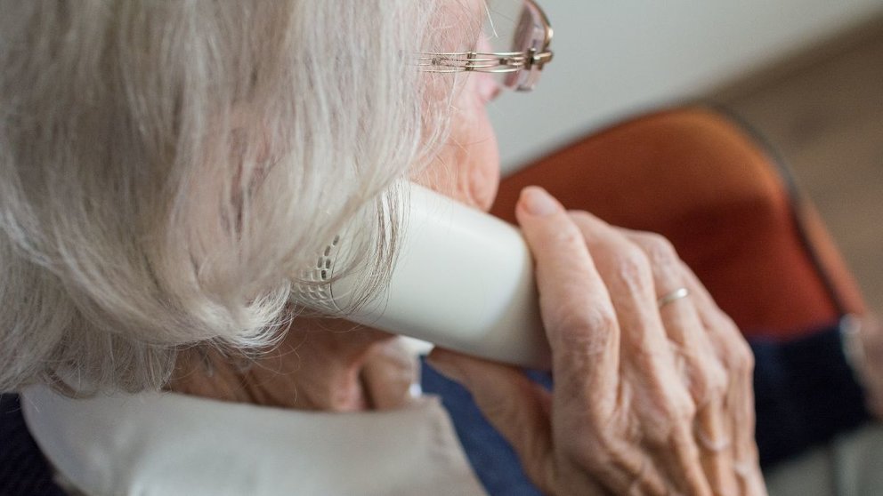 Imagen de archivo de una mujer mayor hablando por teléfono. ARCHIVO