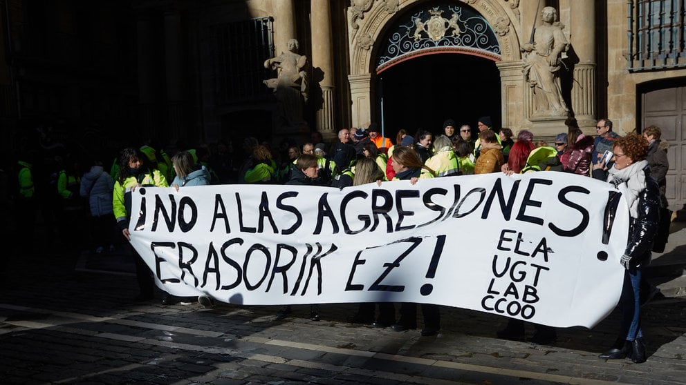 Concentración convocada por el comité de Dornier de la zona azul en protesta por la agresión a una trabajadora en Pamplona. IÑIGO ALZUGARAY