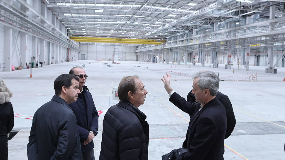 Los directivos de la empresa Flamasats visitan las instalaciones adquiridas en Aoiz para su nueva fábrica de mecheros CLIPPER. GOBIERNO DE NAVARRA