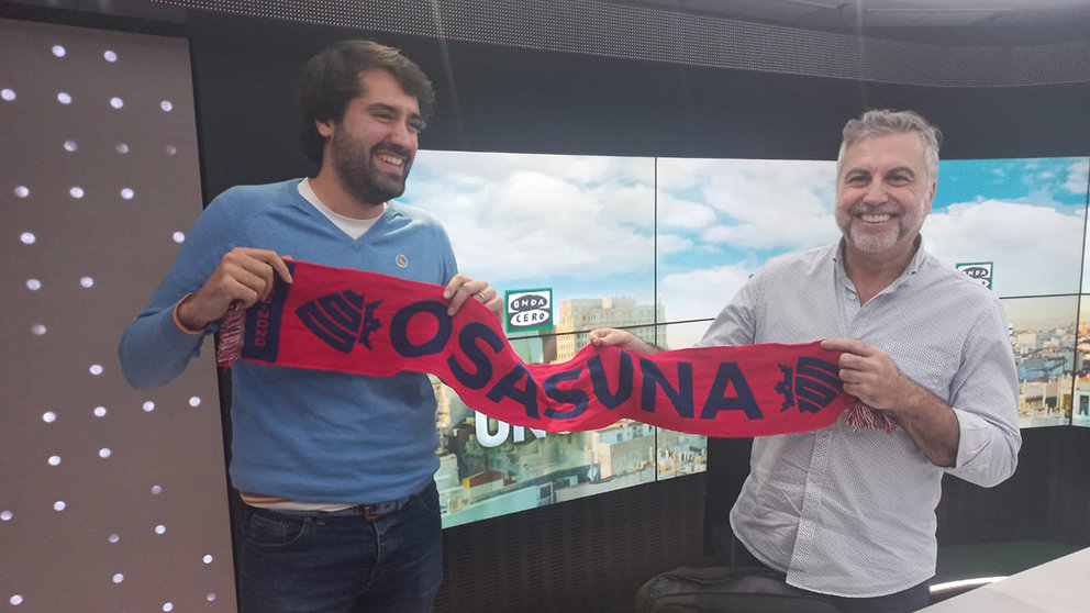 Los periodistas Daniel Ramírez García-Mina y Carlos Alsina posan con una bufanda de Osasuna. ONDA CERO