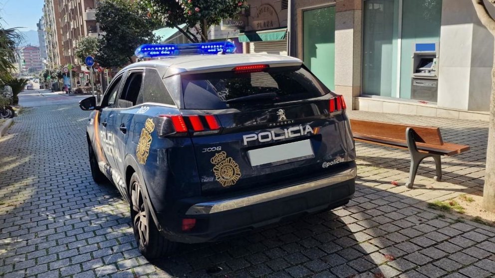 Un coche de la Policía Nacional patrulla por una calle. ARCHIVO