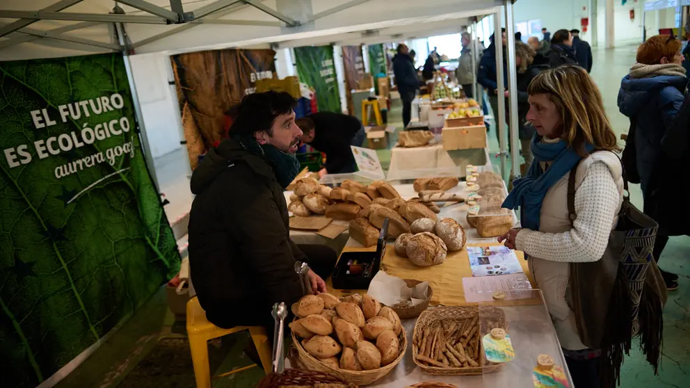 La antigua estaci&oacute;n de autobuses de Pamplona acoge una feria de consumo ecol&oacute;gico. PABLO LASAOSA