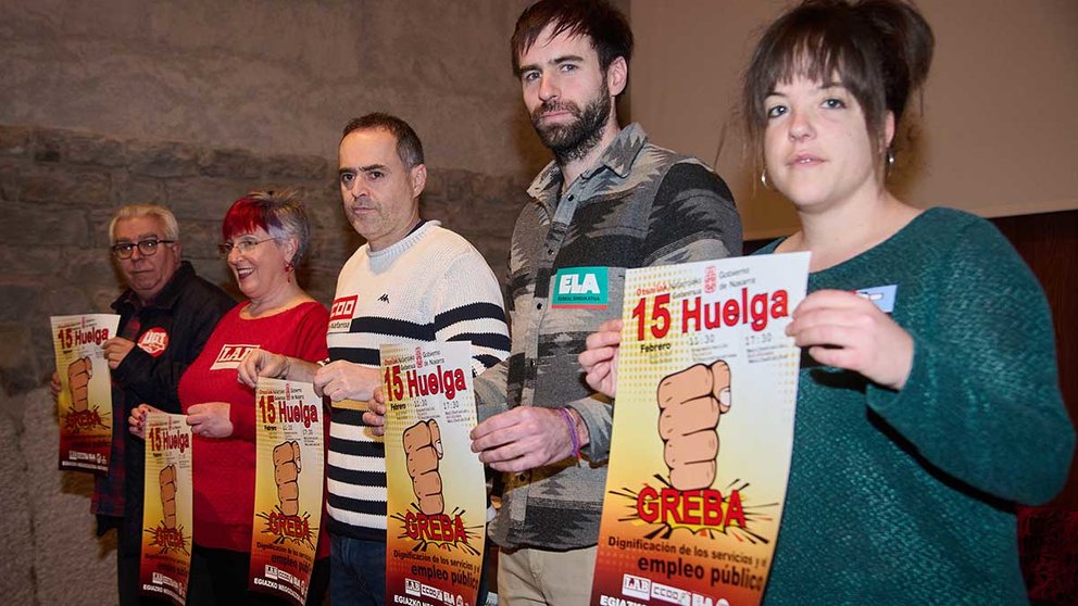 Representantes de los sindicatos ELA, LAB, UGT, CCOO y Steilas durante la rueda de prensa que han ofrecido este lunes en Pamplona para anunciar movilizaciones en todo el sector público.EFE/ Iñaki Porto