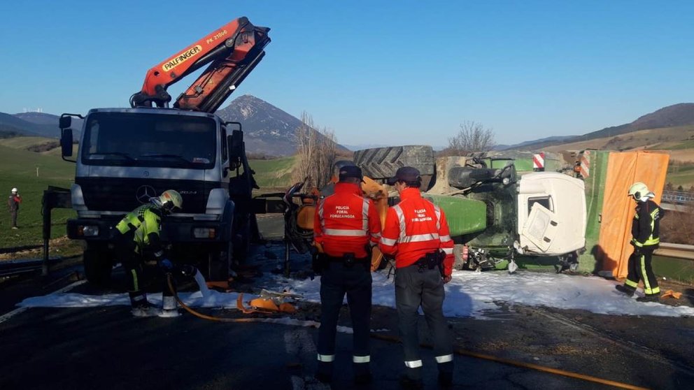 Imagen del tractor volcado y del camión que han colisionado este viernes en Navarra. POLICÍA FORAL