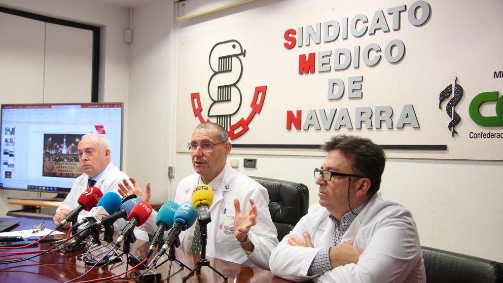 Los médicos Alberto Pérez (c) y Juan Ramón Sanchiz (d) han ofrecido este lunes en Pamplona una rueda de prensa del Sindicato Médico de Navarra sobre la huelga convocada a partir del 1 de febrero. EFE/Iñaki Porto