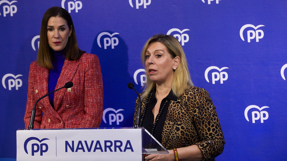 La senadora navarra Ruth Goñi se afilia al Partido Popular en Navarra en un acto acompañada por la también senadora y secretaria general PP en la Comunidad Foral, Amelia Salanueva. IÑIGO ALZUGARAY