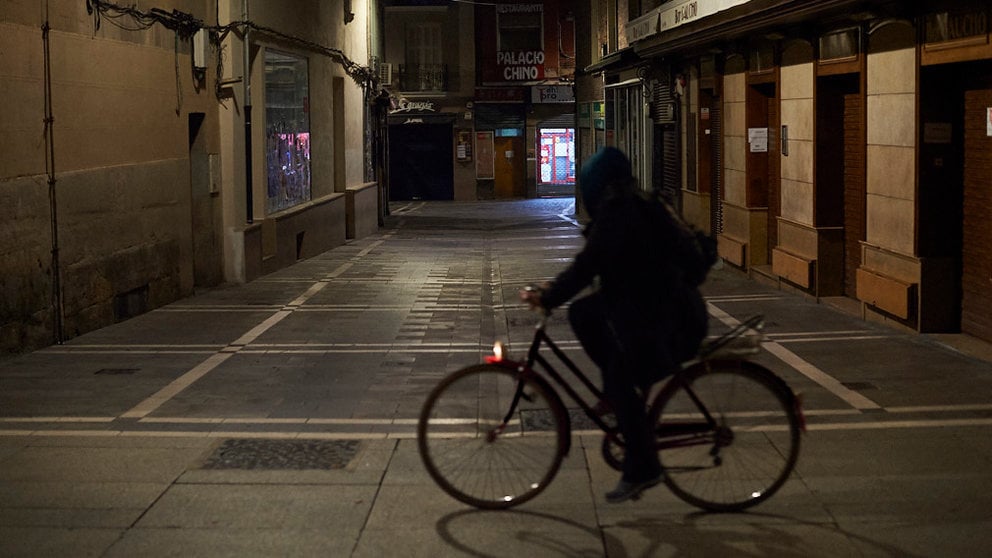 Imagen de archivo de una persona en bicicleta en las calles de Pamplona. PABLO LASAOSA