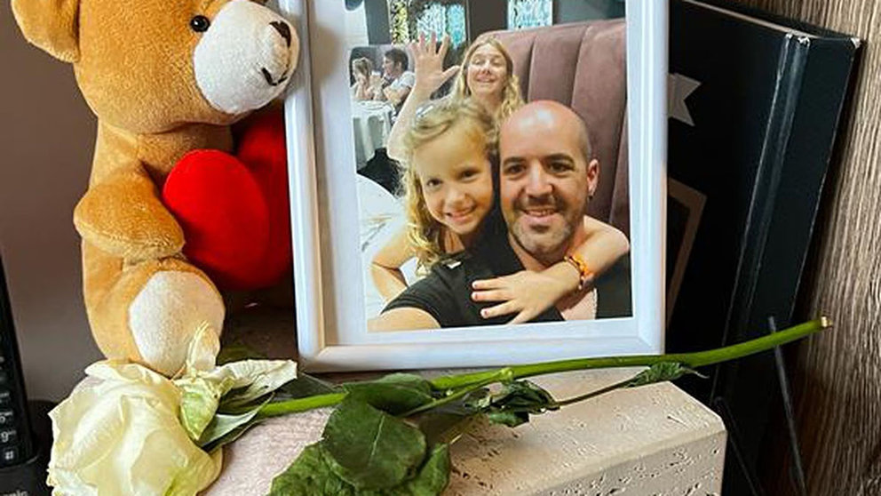Emma, la niña de 12 años muerta por peritonitis en la Comunidad Valencia, en una foto de pequeña junto a su padre.