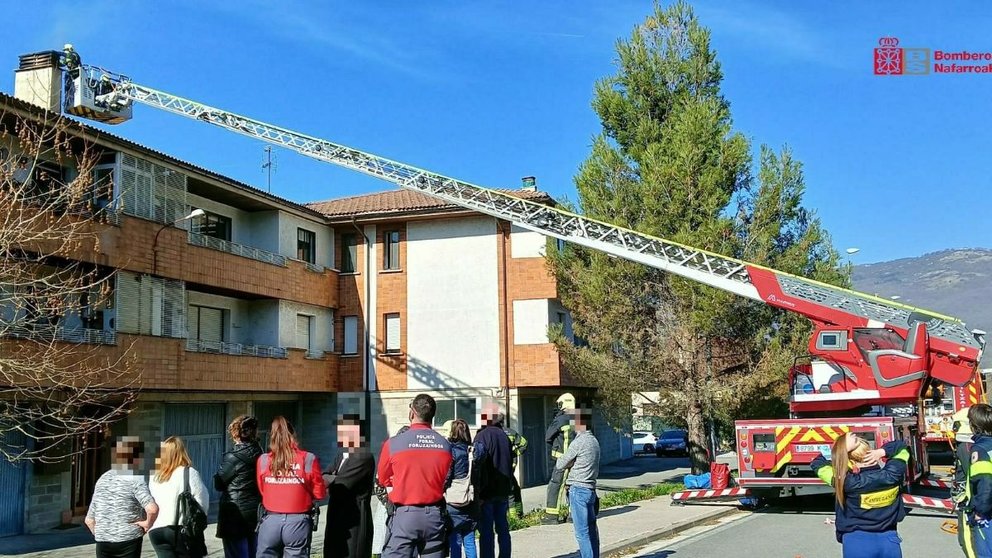 Los bomberos han podido sofocar las llamas sin que estas afectasen a las viviendas. CEDIDA