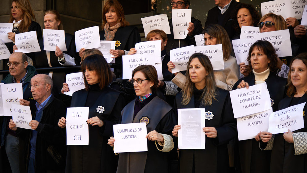 Concentración de letrados de la Administración de Justicia en el marco de la huelga indefinida que secundan desde el 24 de enero a las puertas del juzgado de guardia del Palacio de Justicia de Pamplona. IÑIGO ALZUGARAY