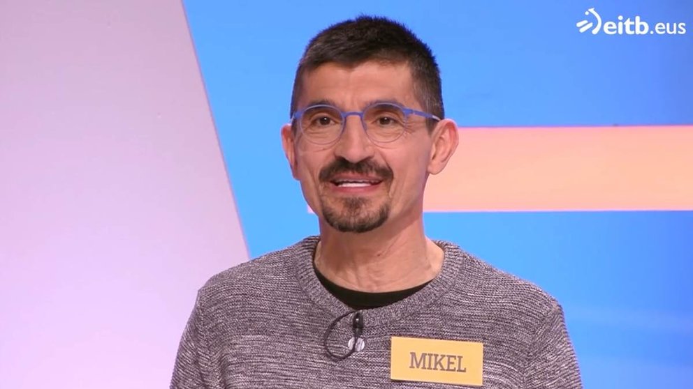 Mikel, el conductor de villavesa navarro que ha pedido matrimonio a su pareja en directo en un programa de Euskal Telebista. EITB