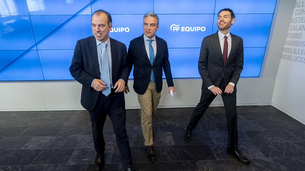 El diputado Carlos Adanero, el coordinador general del Partido Popular (PP), Elías Bendodo, y el diputado Sergio Sayas se reúnen en la sede del partido, a 19 de enero de 2023, en Madrid. ALBERTO ORTEGA / EUROPA PRESS