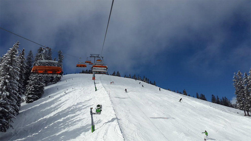 Imagen de un telesilla de una pista de esquí. ARCHIVO