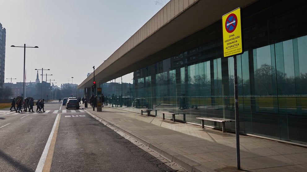 Lugar de estacionamiento prohibido y vigilado con multa automática frente a la estación de autobuses de Pamplona. IÑIGO ALZUGARAY