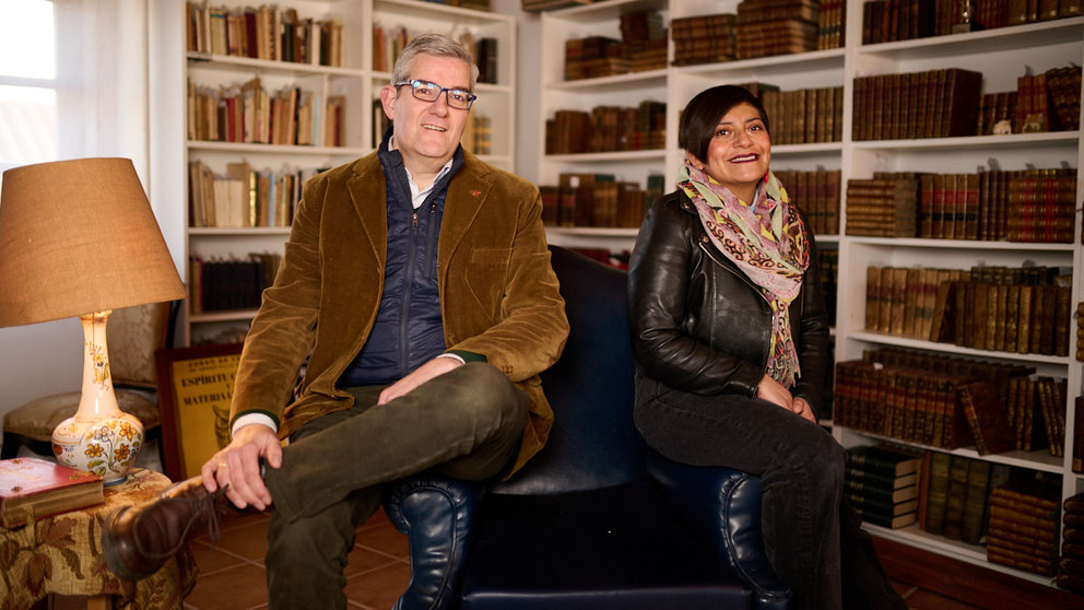 Yoania Torres y Javier Garísoain en una de las librerías de Urroz Villa. PABLO LASAOSA