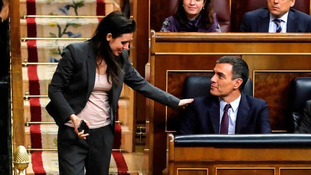 La ministra de Igualdad, Irene Montero le pasa la manopor el hombre al presidente del Gobierno, Pedro Sánchez. EFE
