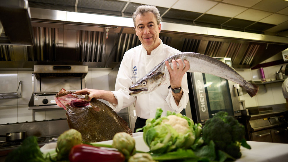 Javier Díaz, cocinero del Restaurante Alhambra. PABLO LASAOSA
