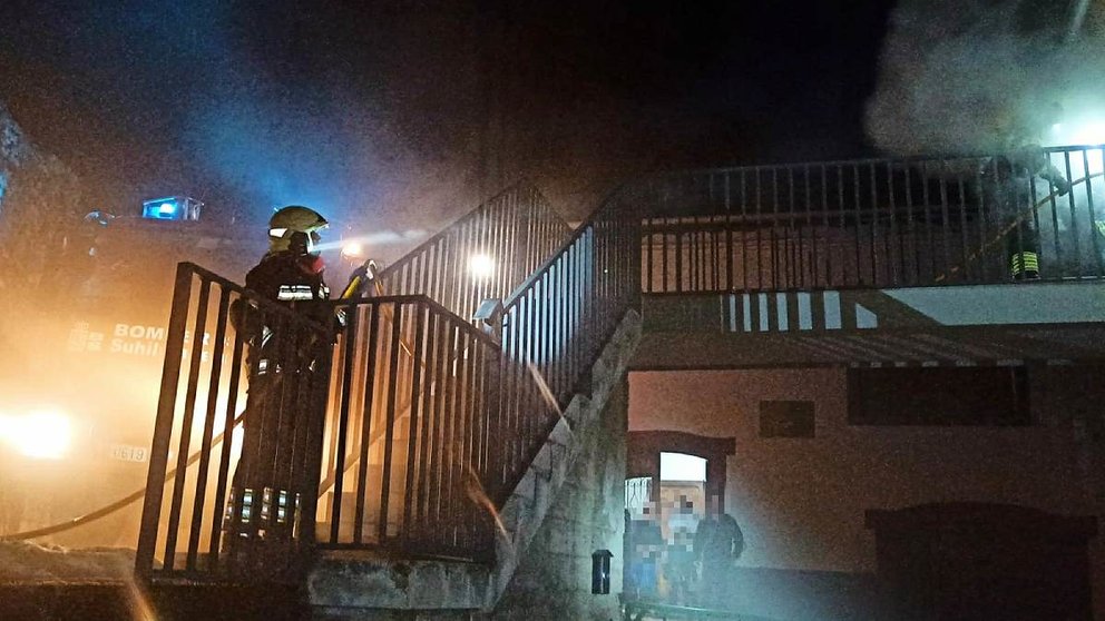 Los bomberos terminan de extinguir el fuego de una chimenea en una vivienda de Abaurrea Baja. BOMBEROS DE NAVARRA