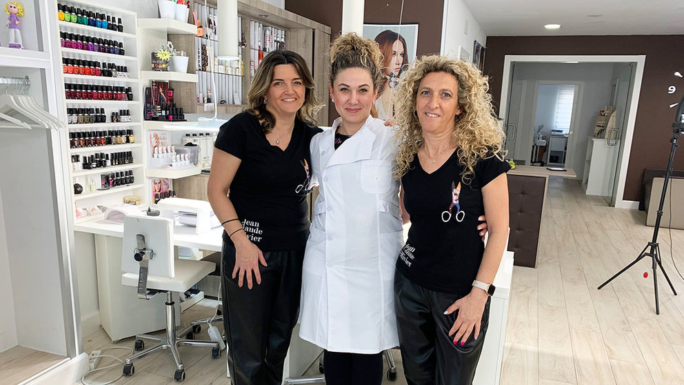 Cristina, Vladis e Isabel en el centro de belleza 'Impacto estilistas' de Pamplona. Navarra.com