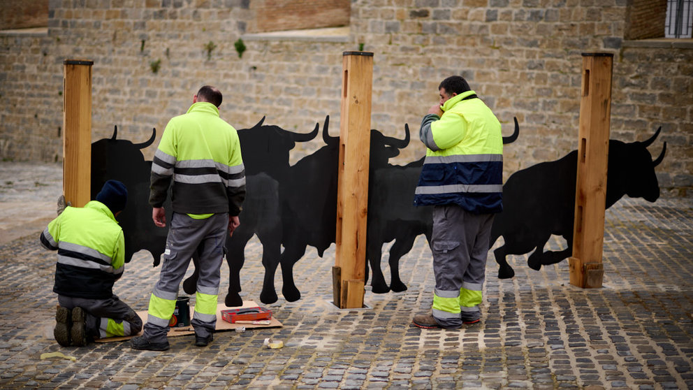 Operarios limpian las pintadas y pintan la escultura de los toros de los Corrales de Santo Domingo. PABLO LASAOSA