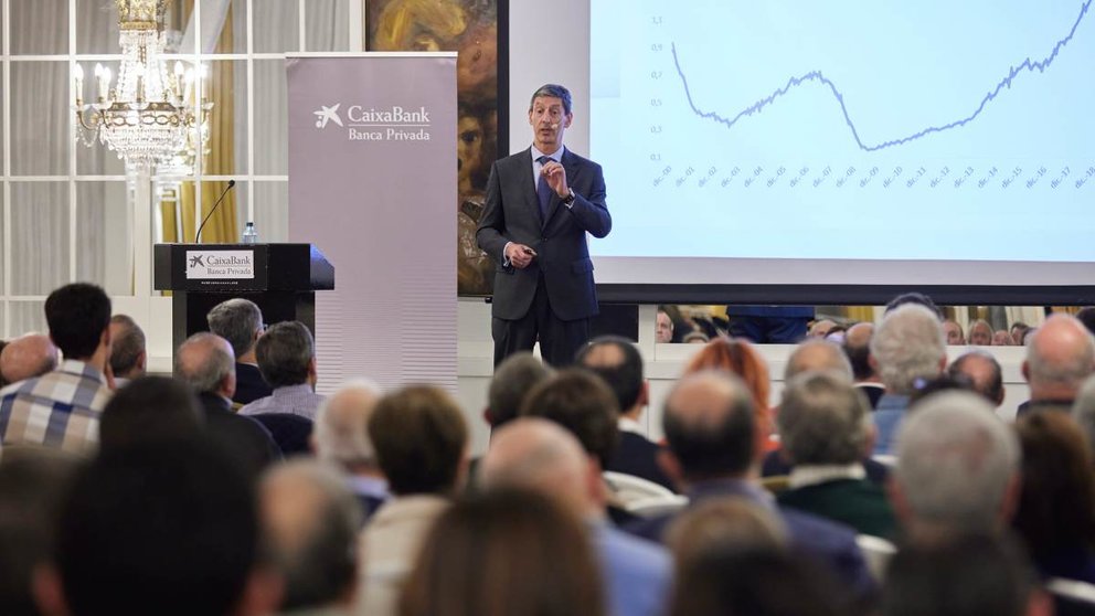 El especialista en estrategias de inversión de CaixaBank, César Martínez, durante su conferencia. CAIXABANK.