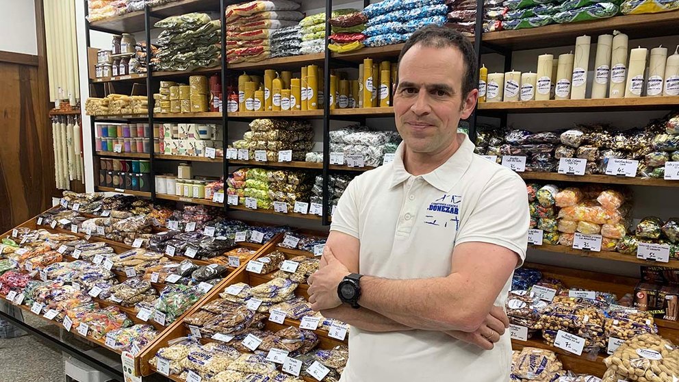 Joaquín Donezar en su tienda de la calle Zapatería de Pamplona. Navarra.com