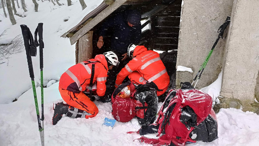 Rescatada una peregrina desorientada por la nieve en la zona de Menditxipi. BOMBEROS DE NAVARRA