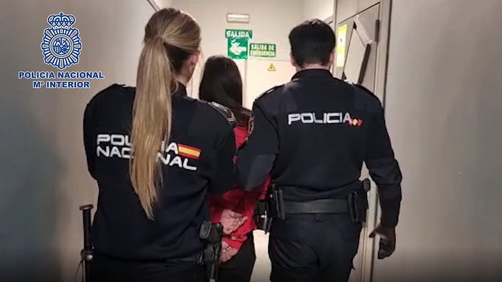 Agentes de la Policía Nacional custodian a la mujer detenida por apuñalar presuntamente a su pareja en un domicilio de la madrileña calle Goya. POLICÍA NACIONAL