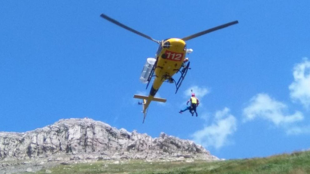 Rescate de una mujer en helicóptero en Orbaiceta BOMBEROS DE NAVARRA (1)