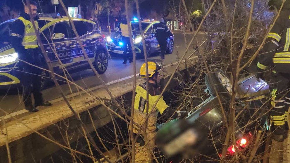 Rescatan a cuatro jóvenes de un coche suspendido a siete metros en Sevilla.