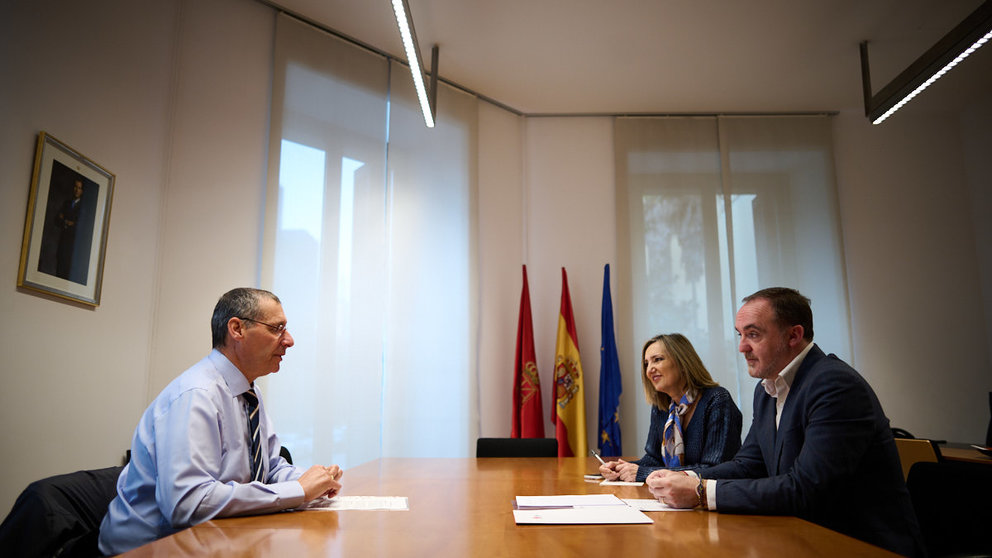 Javier Esparza y Cristina Ibarrola se reunen con un representante del Sindicato Médico. PABLO LASAOSA