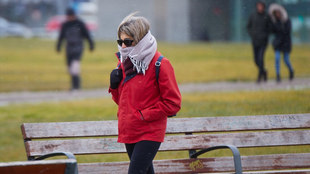 El paso de la borrasca Juliette por Pamplona deja el día más frío del invierno con temperaturas que han descendido hasta los 4 grados bajo cero y una sensación térmica cercana a los 10 grados bajo cero debido a las fuertes rachas del viento procedente del Ártico que han superado los 40 km/h y con precipitaciones en forma de nieve en polvo. IÑIGO ALZUGARAY