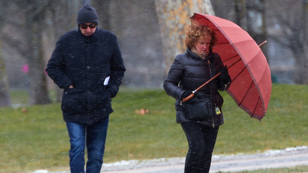 El paso de la borrasca Juliette por Pamplona deja el día más frío del invierno con temperaturas que han descendido hasta los 4 grados bajo cero y una sensación térmica cercana a los 10 grados bajo cero debido a las fuertes rachas del viento procedente del Ártico que han superado los 40 km/h y con precipitaciones en forma de nieve en polvo. IÑIGO ALZUGARAY