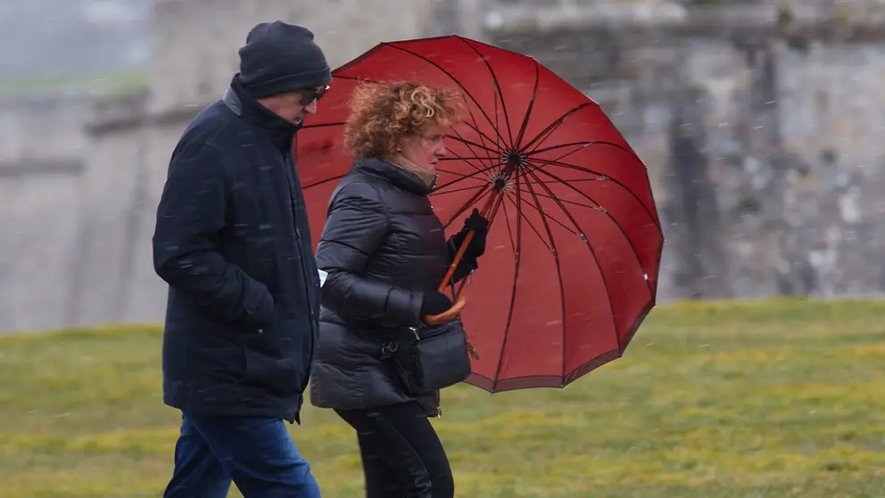 El paso de la borrasca Juliette por Pamplona deja el día más frío del invierno con temperaturas que han descendido hasta los 4 grados bajo cero y una sensación térmica cercana a los 10 grados bajo cero debido a las fuertes rachas del viento procedente del Ártico que han superado los 40 km/h y con precipitaciones en forma de nieve en polvo. IÑIGO ALZUGARAY