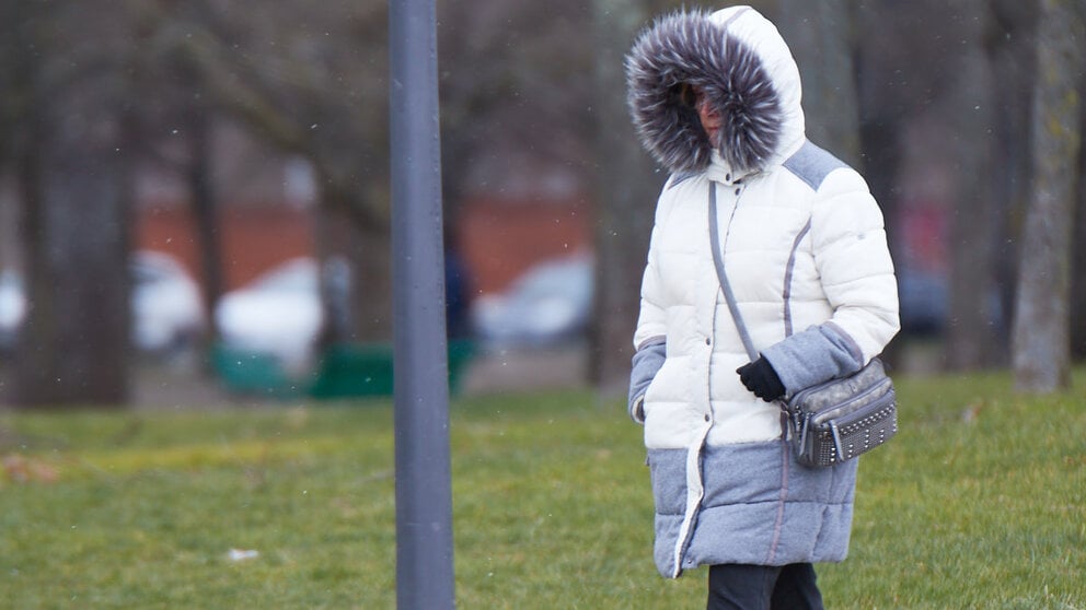 El paso de la borrasca Juliette por Pamplona deja el día más frío del invierno con temperaturas que han descendido hasta los 4 grados bajo cero y una sensación térmica cercana a los 10 grados bajo cero debido a las fuertes rachas del viento procedente del Ártico que han superado los 40 km/h y con precipitaciones en forma de nieve en polvo. IÑIGO ALZUGARAY