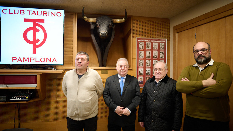 De izquierda a derecha, Jorge Rubio, José María Sevilla, Patxi Berraondo y Mikel Coronado, miembros de la junta directiva del Club Taurino de Pamplona. PABLO LASAOSA