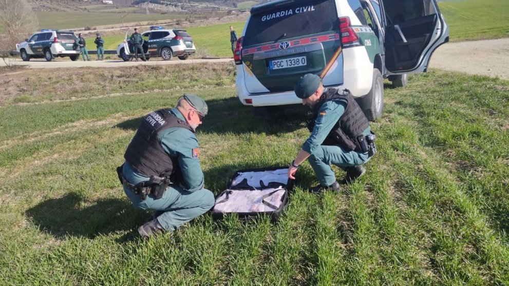 La Guardia Civil detiene a dos jóvenes que arrojaron 28 kilos de hachís tras un control policial. GUARDIA CIVIL DE NAVARRA