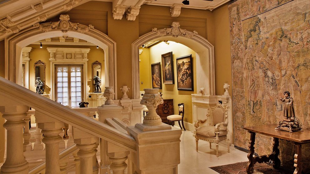 La monumental escalera del palacio barroco del siglo XVII en el que se disfruta de la colección pictórica de Miguel Echauri. FUNDACIÓN MIGUEL ECHAURI