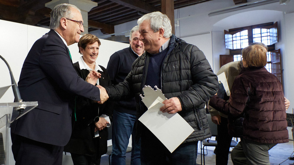 El alcalde, Enrique Maya, y miembros de la Corporación municipal participan en el homenaje que realiza el Ayuntamiento de Pamplona a los empleados municipales jubilados a lo largo del pasado año 2022. IÑIGO ALZUGARAY