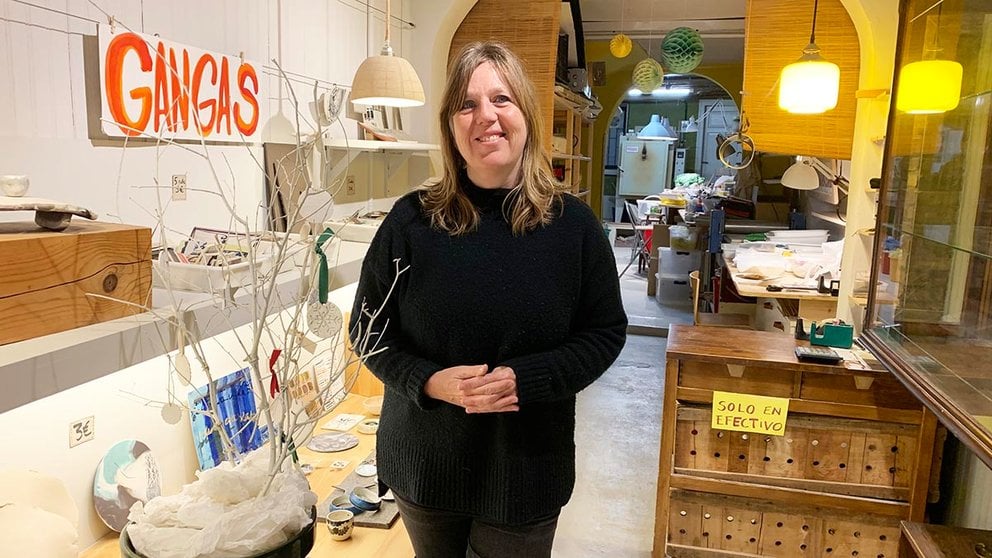 Mónica Tort en el interior de tienda de cerámica Niu en Pamplona. Navarra.com