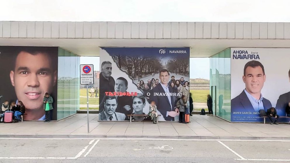 La campaña publicitaria del Partido Popular de Navarra en la estación de autobuses de Pamplona. PP