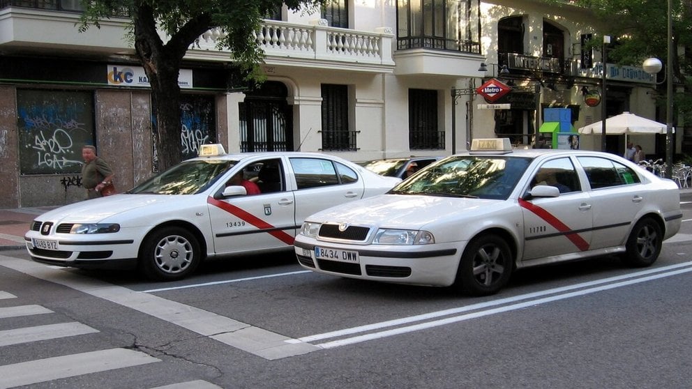 Imagen de archivo de dos taxis en la ciudad de Madrid. WILLIAM AVERY / WIKIPEDIA COMMONS
