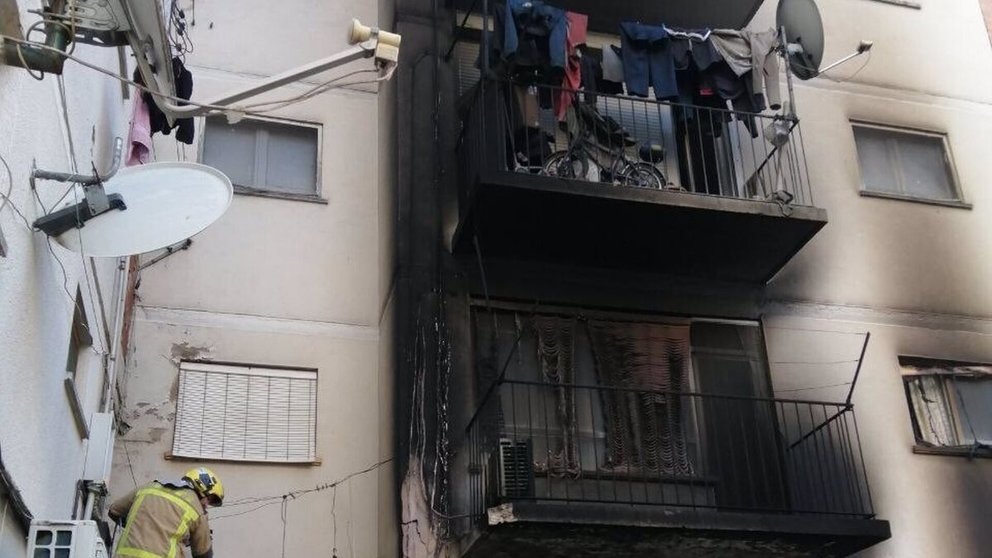 Un herido crítico, uno grave y 7 leves al incendiarse un bloque de pisos en Salt (Girona). BOMBERS DE LA GENERALITAT